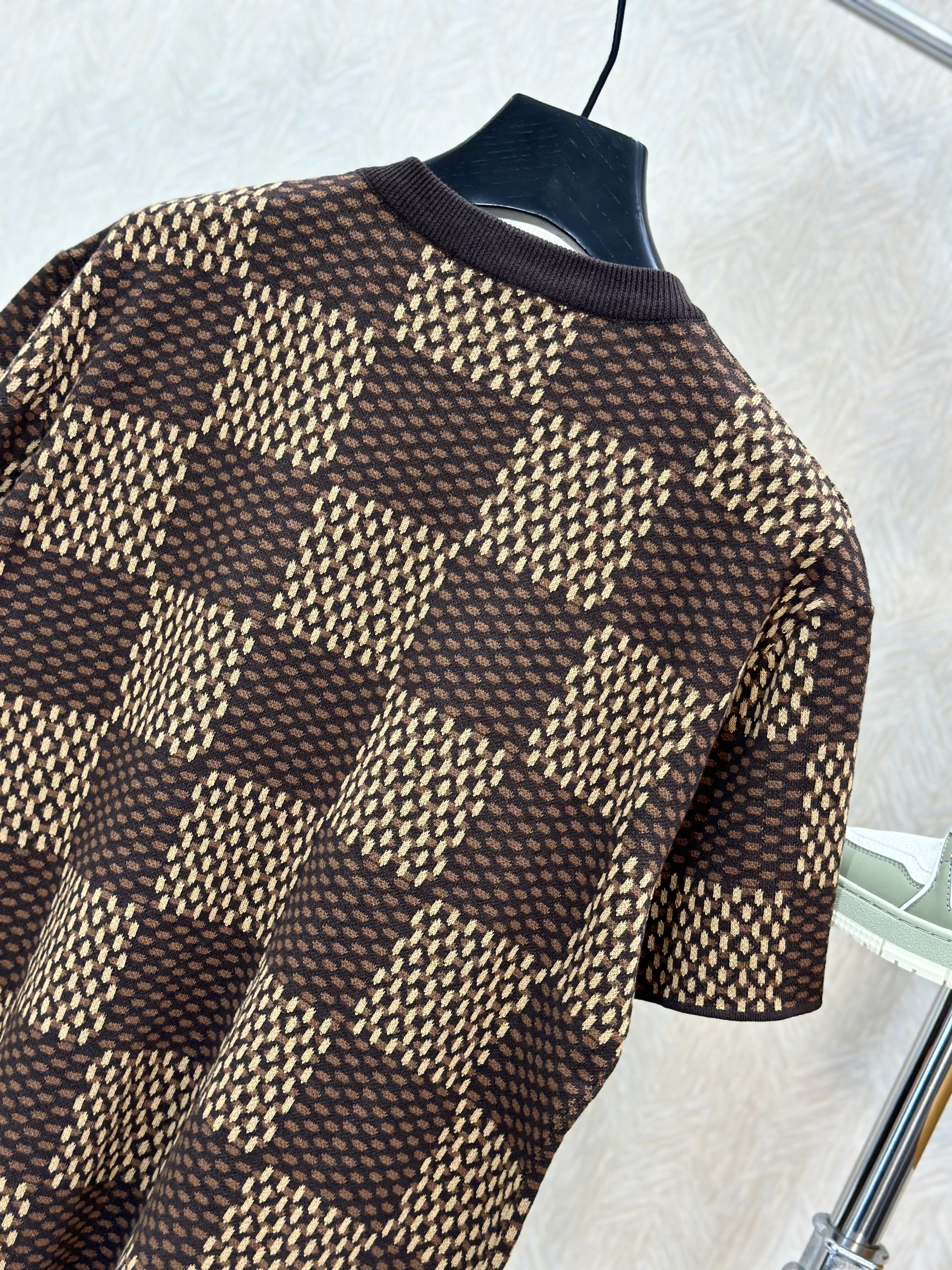 Áo phông T-shirt len Louis Vuitton LV Nâu họa tiết caro logo LV đính đá thêu ngực Like Auth on web VTN